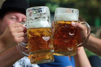 Gemeinsames Zuprosten und Anstoßen: Eine Mass Bier im Biergarten gehört für viele Menschen im Sommer zum Entspannen dazu.