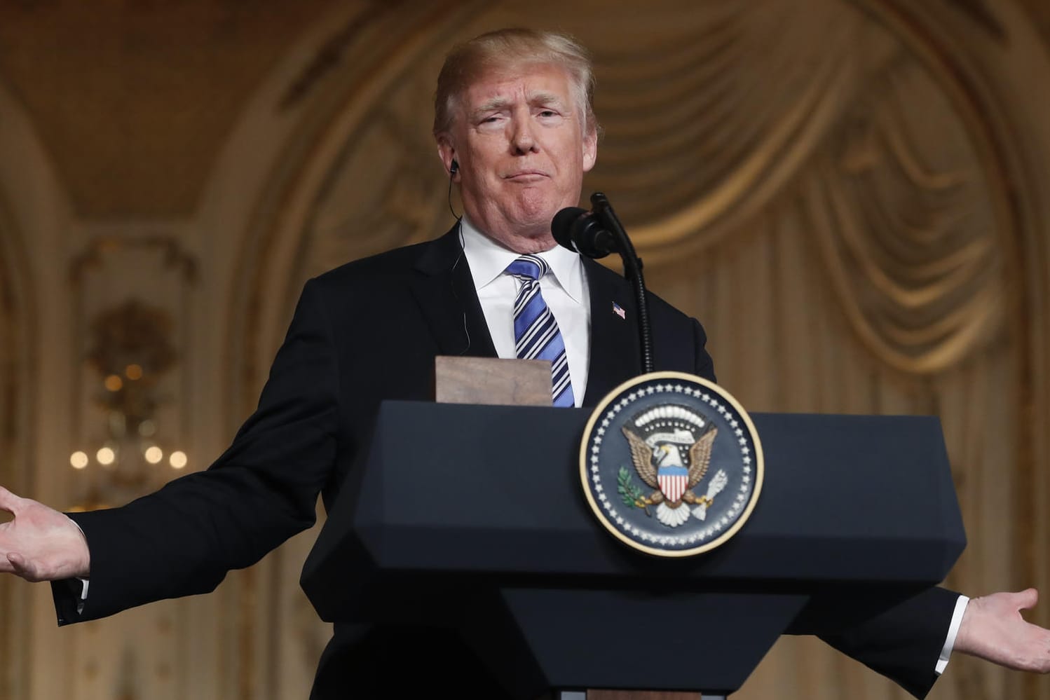 Donald Trump, Präsident der USA, während einer gemeinsamen Pressekonferenz mit dem Ministerpräsident von Japan, Abe, in Trumps Anwesen Mar-a-Lago: Trumps neue Zölle treffen US-Verbraucher.