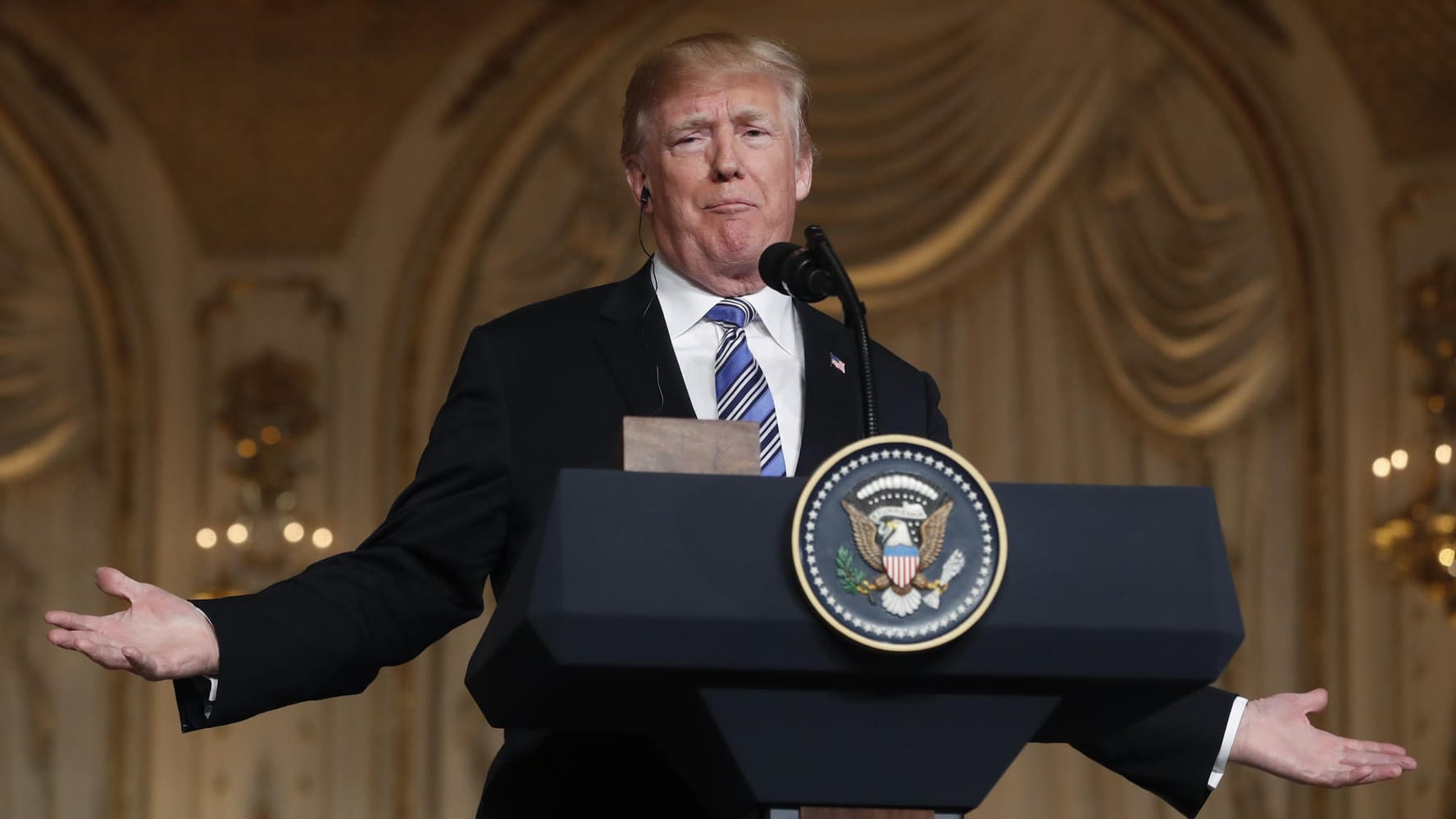Donald Trump, Präsident der USA, während einer gemeinsamen Pressekonferenz mit dem Ministerpräsident von Japan, Abe, in Trumps Anwesen Mar-a-Lago: Trumps neue Zölle treffen US-Verbraucher. Donald Trump, Präsident der USA, während einer gemeinsamen Pressekonferenz mit dem Ministerpräsident von Japan, Abe, in Trumps Anwesen Mar-a-Lago: Trumps neue Zölle treffen US-Verbraucher.