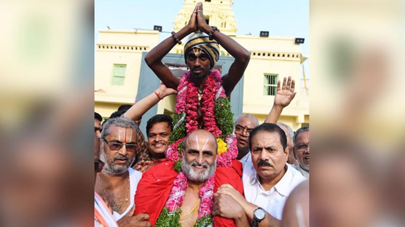 Beeindruckende Geste: Hindu-Priester CS Rangarajan trägt den Dalit Aditya auf Schultern.