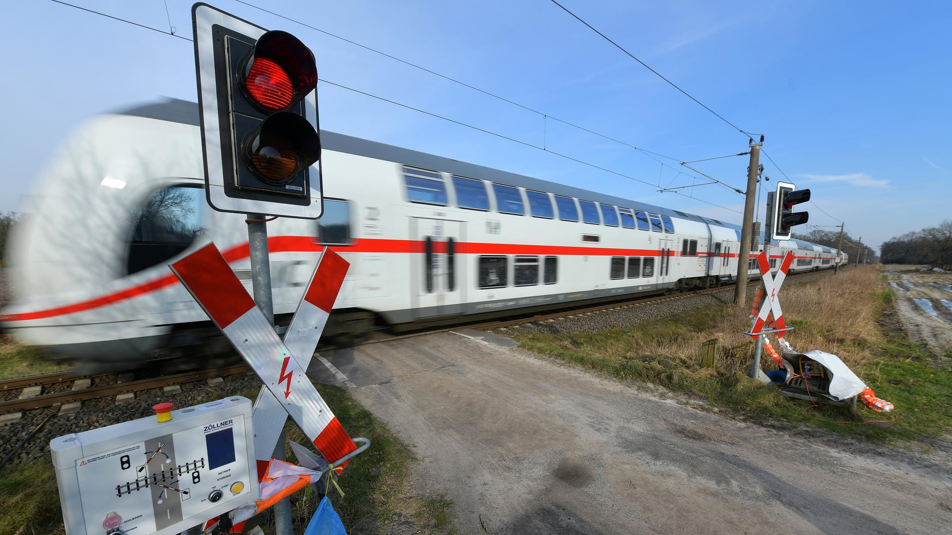 Jugendlicher von Zug überfahren und stirbt noch am Unfallort. Jugendlicher von Zug überfahren und stirbt noch am Unfallort.