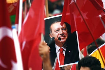 Recep-Tayyip-Erdoğan-Anhäger (Archiv): Der türkische Präsident will sich im Juni wieder wählen lassen.