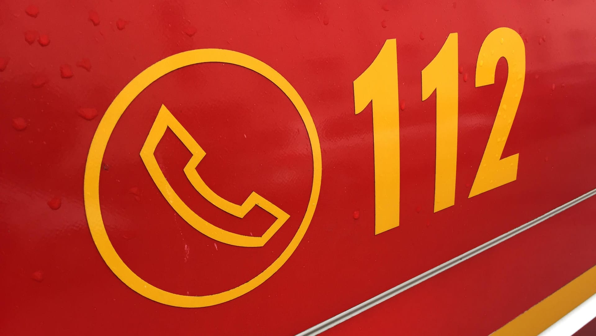 Notfallnummer auf einem Rettungswagen: Student wird in selbstgegrabenem Weinkeller verschüttet. Notfallnummer auf einem Rettungswagen: Student wird in selbstgegrabenem Weinkeller verschüttet.