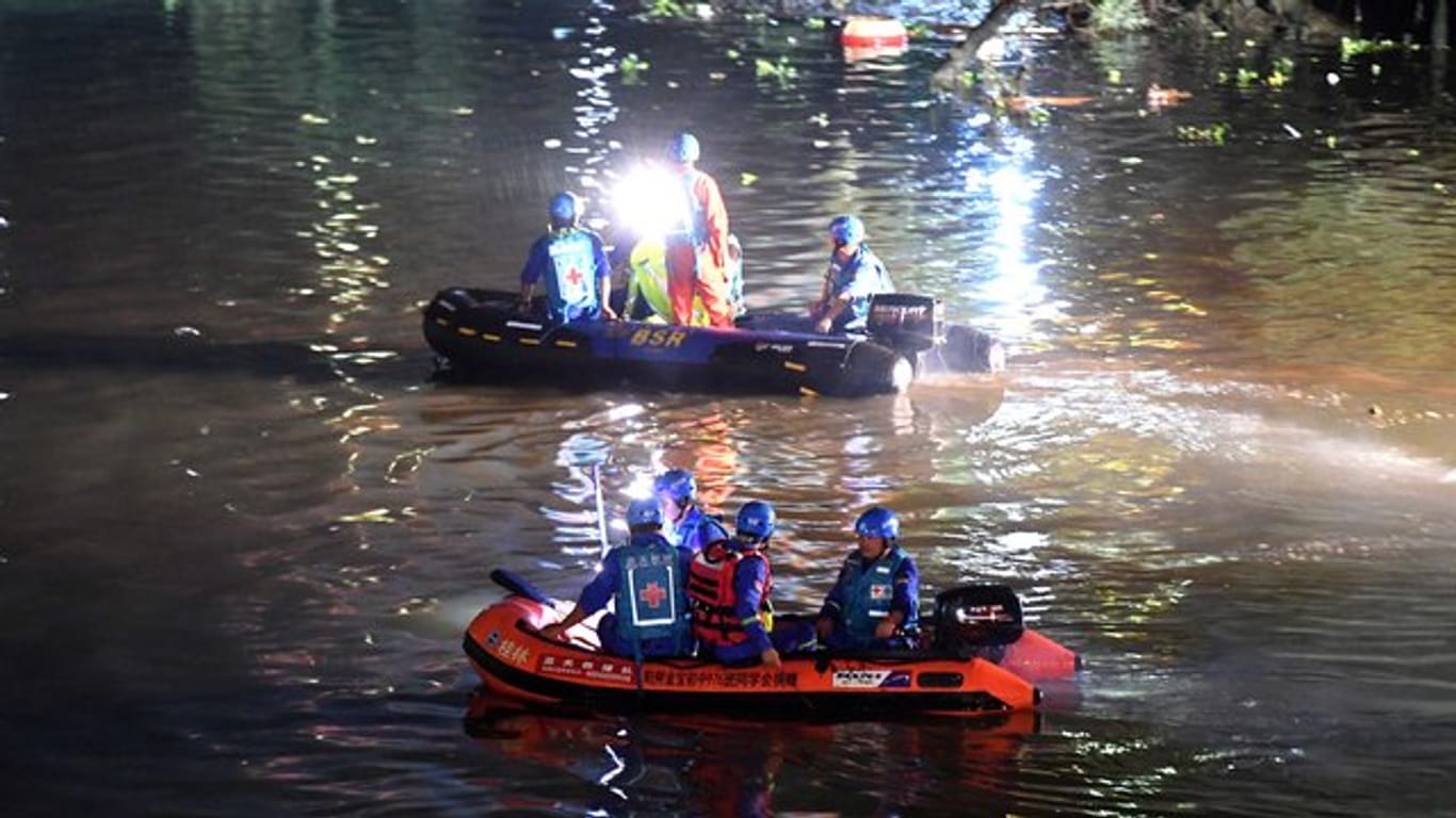Rettungshelfer suchen im südchinesischen Touristenort Guilin nach weiteren Vermissten.