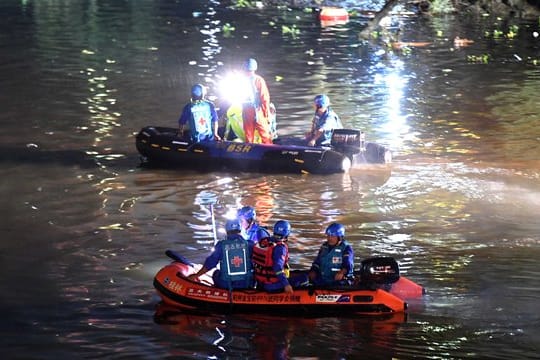 Rettungshelfer suchen im südchinesischen Touristenort Guilin nach weiteren Vermissten.