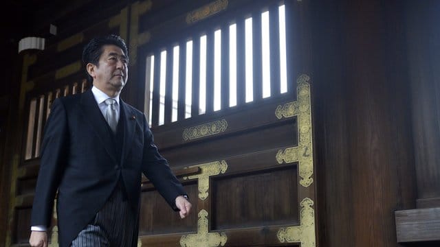 Japans Regierungschef Shinzo Abe bei einem Besuch des Yasukuni-Schreins im Dezember 2013. Japans Regierungschef Shinzo Abe bei einem Besuch des Yasukuni-Schreins im Dezember 2013.