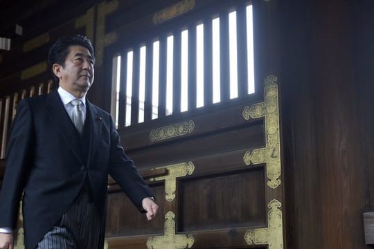 Japans Regierungschef Shinzo Abe bei einem Besuch des Yasukuni-Schreins im Dezember 2013.
