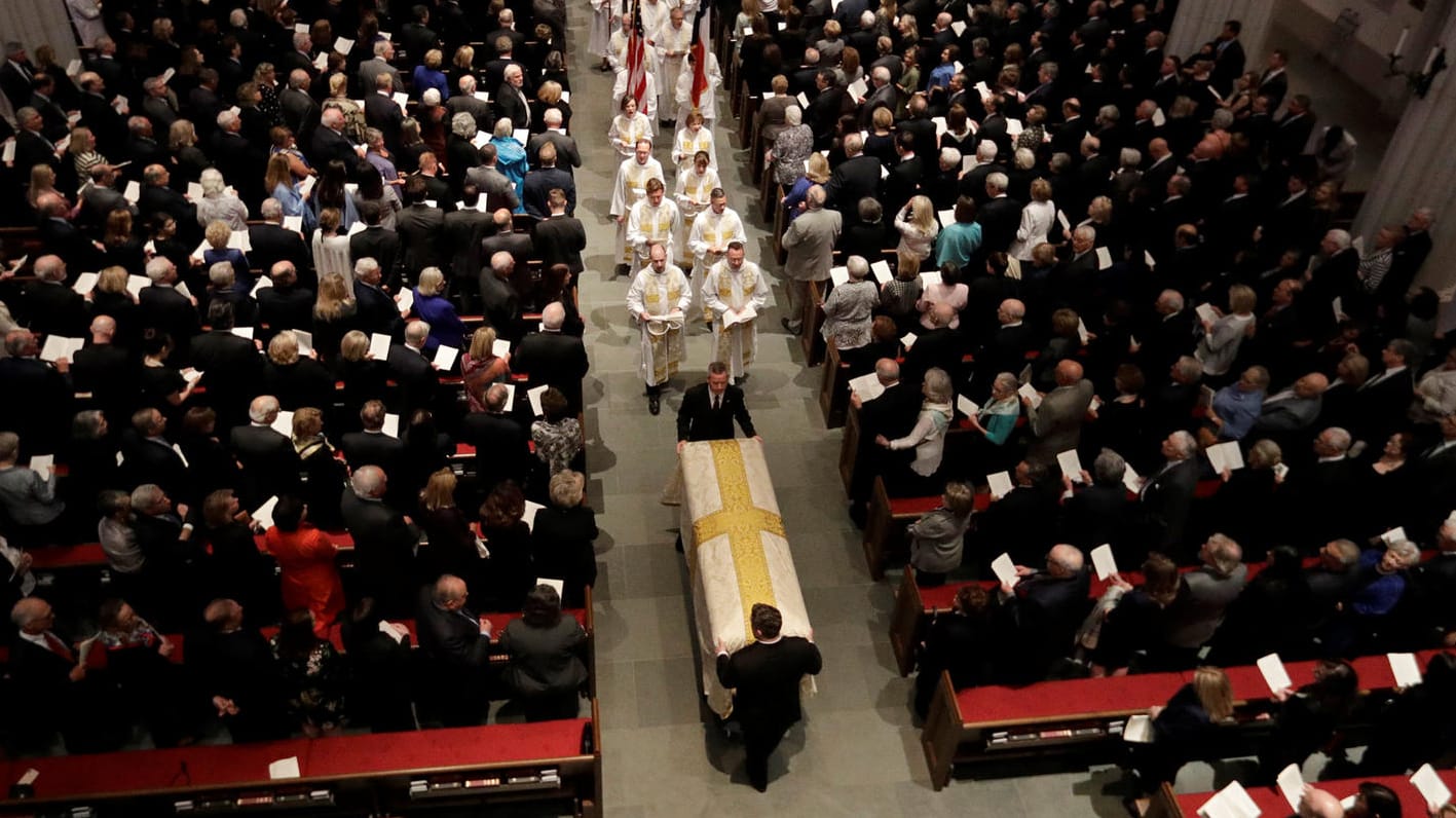 Der Sarg von der verstorbenen Barbara Bush wird aus der St. Martin's Episcopal Church in Houston, Texas getragen: Trauernde nehmen Abschied von Barbara Bush. Der Sarg von der verstorbenen Barbara Bush wird aus der St. Martin's Episcopal Church in Houston, Texas getragen: Trauernde nehmen Abschied von Barbara Bush.
