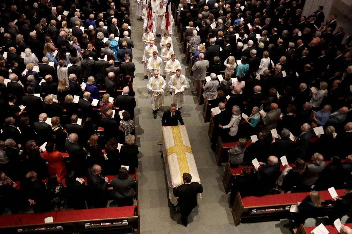 Der Sarg von der verstorbenen Barbara Bush wird aus der St. Martin's Episcopal Church in Houston, Texas getragen: Trauernde nehmen Abschied von Barbara Bush.