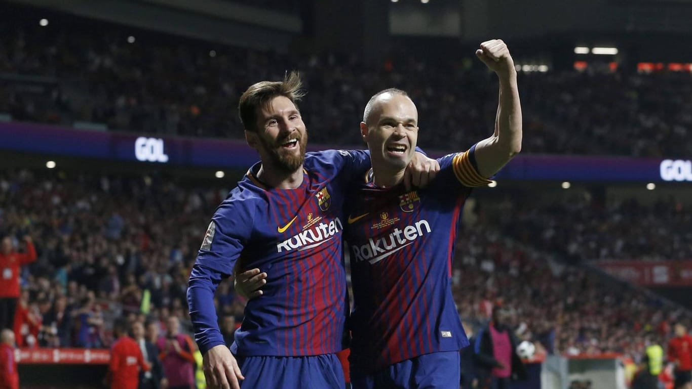 Spanische Pokalsieger: Barelonas Superstars Messi (l.) und Iniesta feiern den Finaltriumph gegen Sevilla.