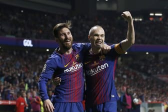 Spanische Pokalsieger: Barelonas Superstars Messi (l.) und Iniesta feiern den Finaltriumph gegen Sevilla.