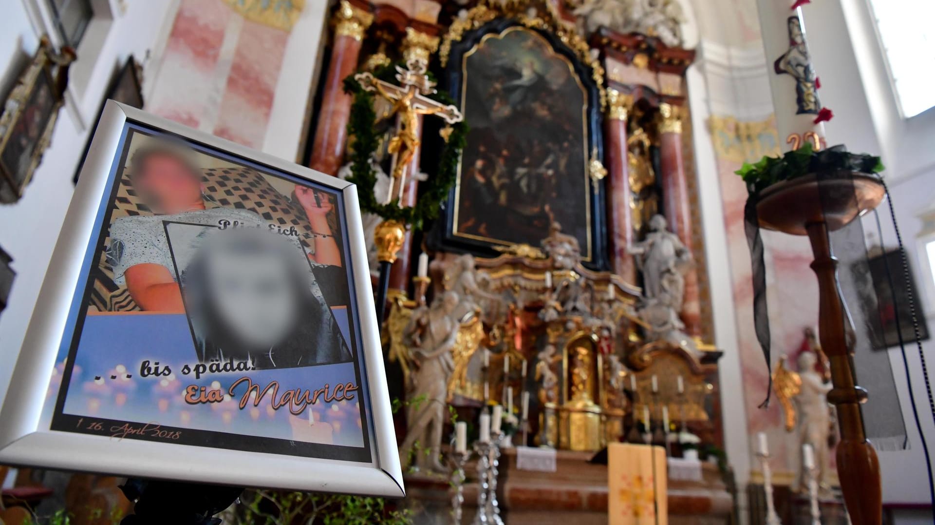 Gedenkstelle mit Foto von Maurice K.: Zu der Trauerfeier in der Pfarrkirche in Obernzell kamen viele Familienangehörige, Freunde und Nachbarn.