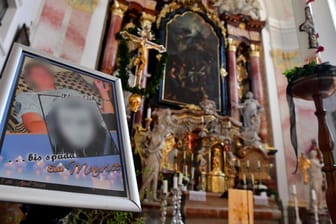 Gedenkstelle mit Foto von Maurice K.: Zu der Trauerfeier in der Pfarrkirche in Obernzell kamen viele Familienangehörige, Freunde und Nachbarn.