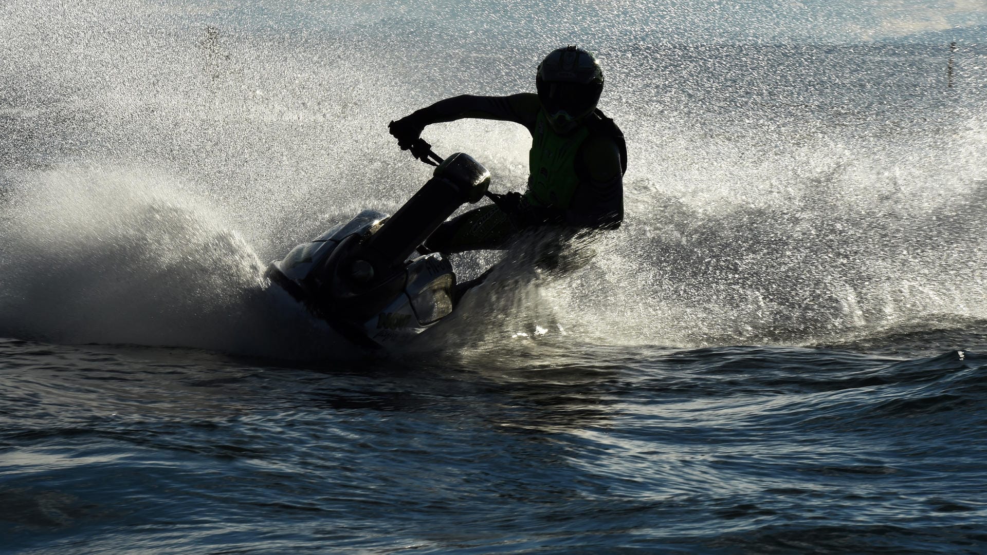 Ein Jetski auf dem Wasser: Auf der Ostsee hat ein Jetski 20 Stunden auf dem Wasser ausgeharrt, nachdem der Motor des Bootes ausgefallen war. (Symbolbild) Ein Jetski auf dem Wasser: Auf der Ostsee hat ein Jetski 20 Stunden auf dem Wasser ausgeharrt, nachdem der Motor des Bootes ausgefallen war. (Symbolbild)