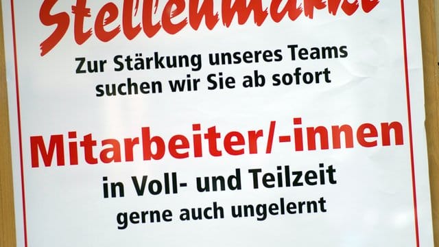 Jobangebote in Voll- und Teilzeit im Schaufenster einer Metzgerei in München. Jobangebote in Voll- und Teilzeit im Schaufenster einer Metzgerei in München.