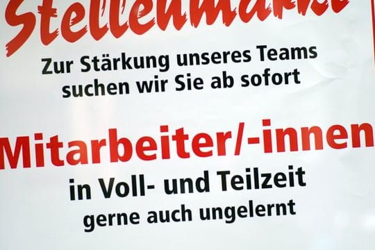 Jobangebote in Voll- und Teilzeit im Schaufenster einer Metzgerei in München.