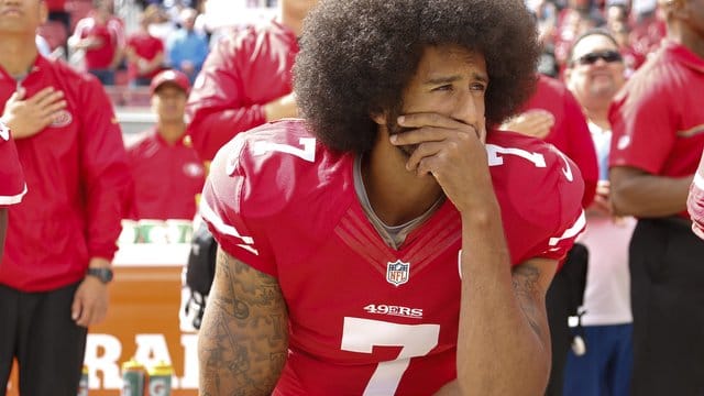 Das hat ihn seine Karriere gekostet: US-Footballstar Colin Kaepernick kniet vor einem Spiel während der Nationalhymne. Das hat ihn seine Karriere gekostet: US-Footballstar Colin Kaepernick kniet vor einem Spiel während der Nationalhymne.