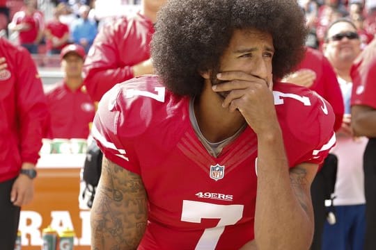 Das hat ihn seine Karriere gekostet: US-Footballstar Colin Kaepernick kniet vor einem Spiel während der Nationalhymne.