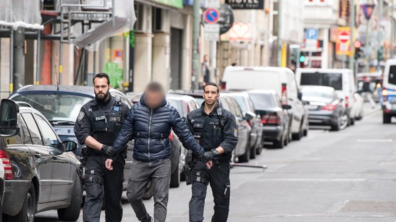 Polizisten führen im Frankfurter Bahnhofsviertel einen verdächtigen Mann ab.