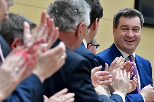 Applaus für Markus Söder nach seiner ersten Regierungserklärung im bayerischen Landtag: Die Umfragewerte der CSU steigen.