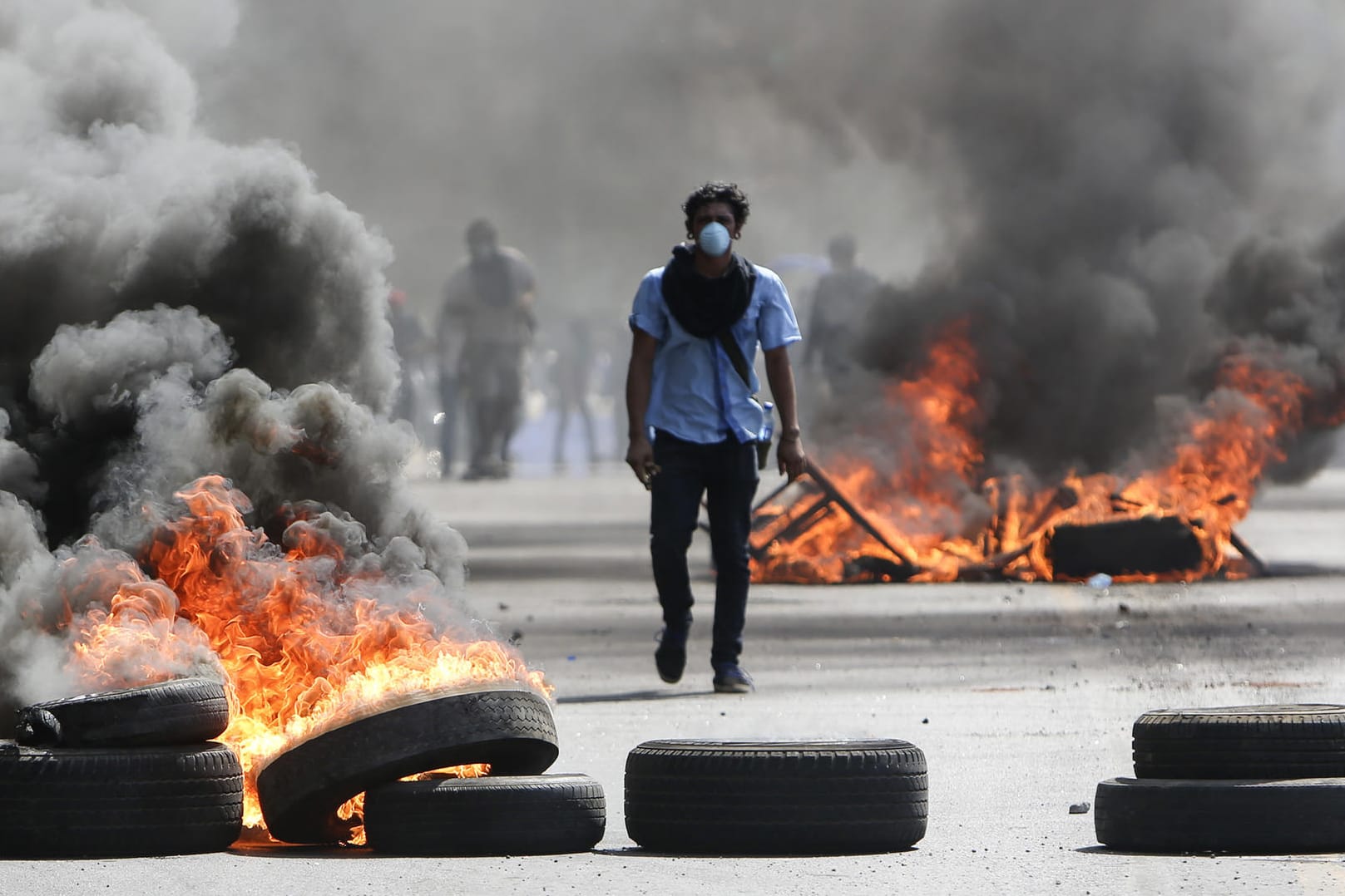 Proteste in Nicaragua: Ein maskierter Demonstrant läuft zwischen brennenden Barrikaden. Die Proteste dauern schon drei Tage an.