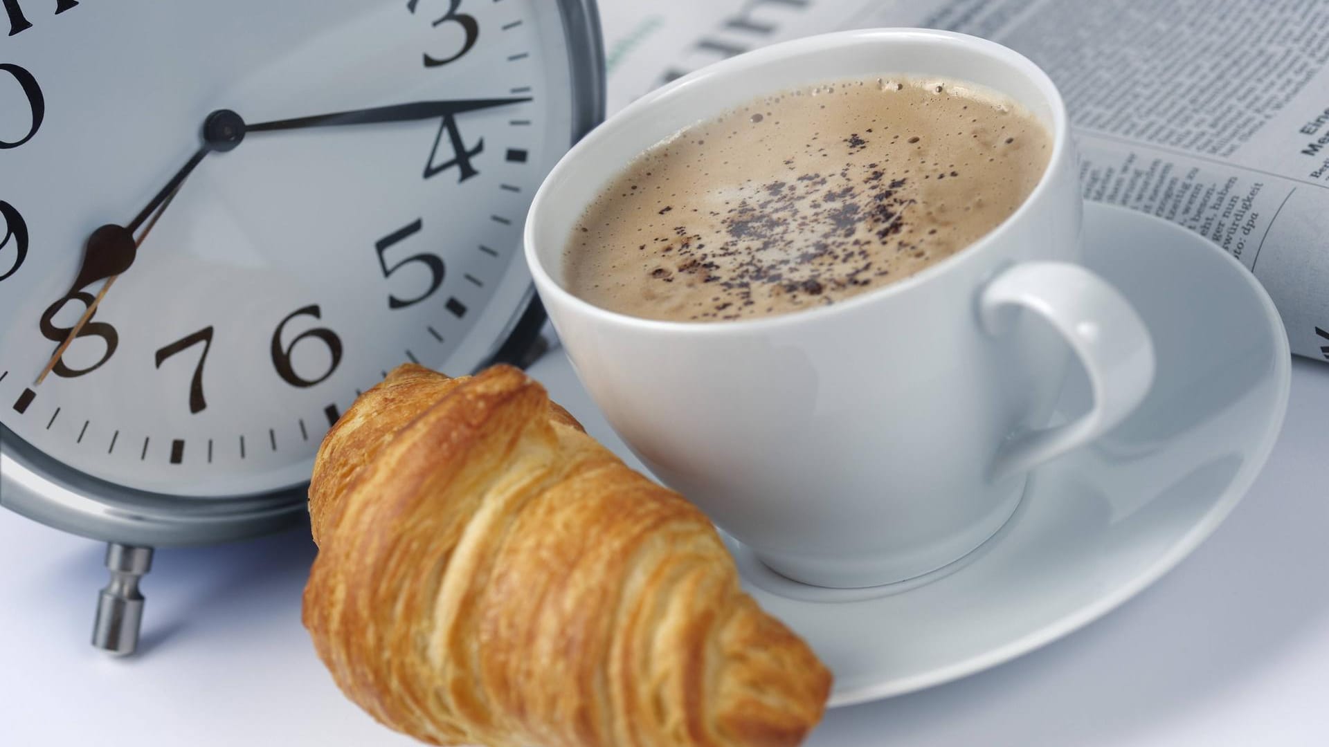 Frühstück mit Cappuccino: Es ist nicht entscheidend, ob Sie das Croissant essen, sondern wann Sie es essen.