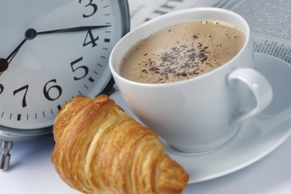 Frühstück mit Cappuccino: Es ist nicht entscheidend, ob Sie das Croissant essen, sondern wann Sie es essen.