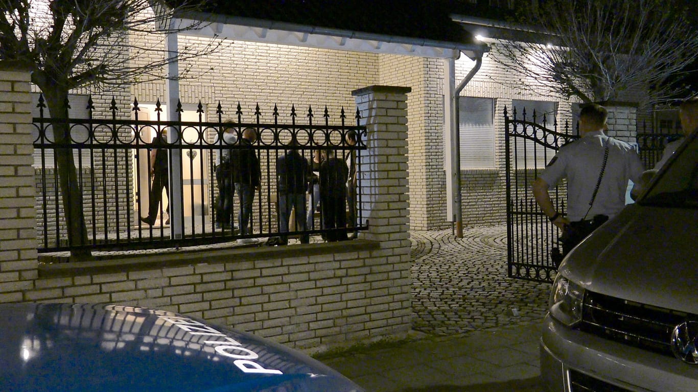 Polizeibeamte stehen vor einem Wohnhaus in Köln (Nordrhein-Westfalen): Bei einem Streit in einem Haus ist ein Mann getötet worden.