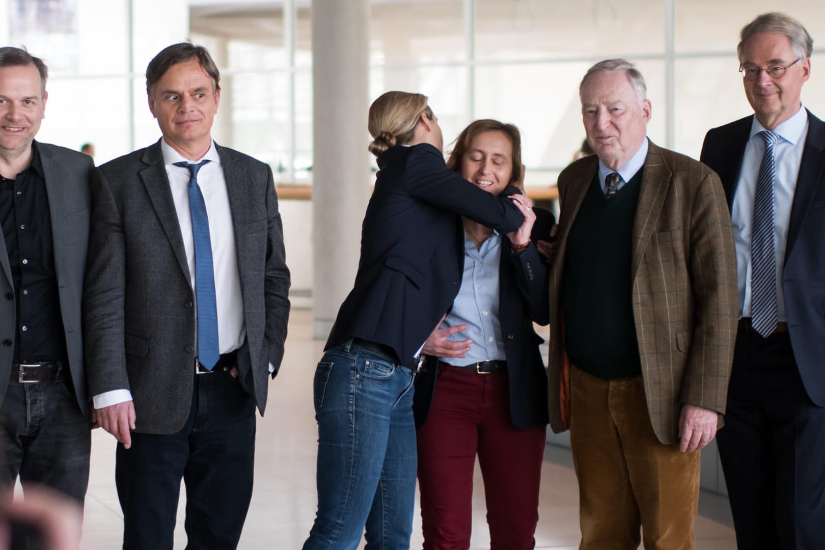 Vertreter der AfD stehen im Bundestag, Alice Weidel, Vorsitzende der AfD-Bundestagsfraktion, umarmt Beatrix von Storch, stellvertretende Fraktionsvorsitzende der AfD: Die Sozialverbände protestieren gegen eine Anfrage von AfD-Bundestagsabgeordneten. (Archivbild)