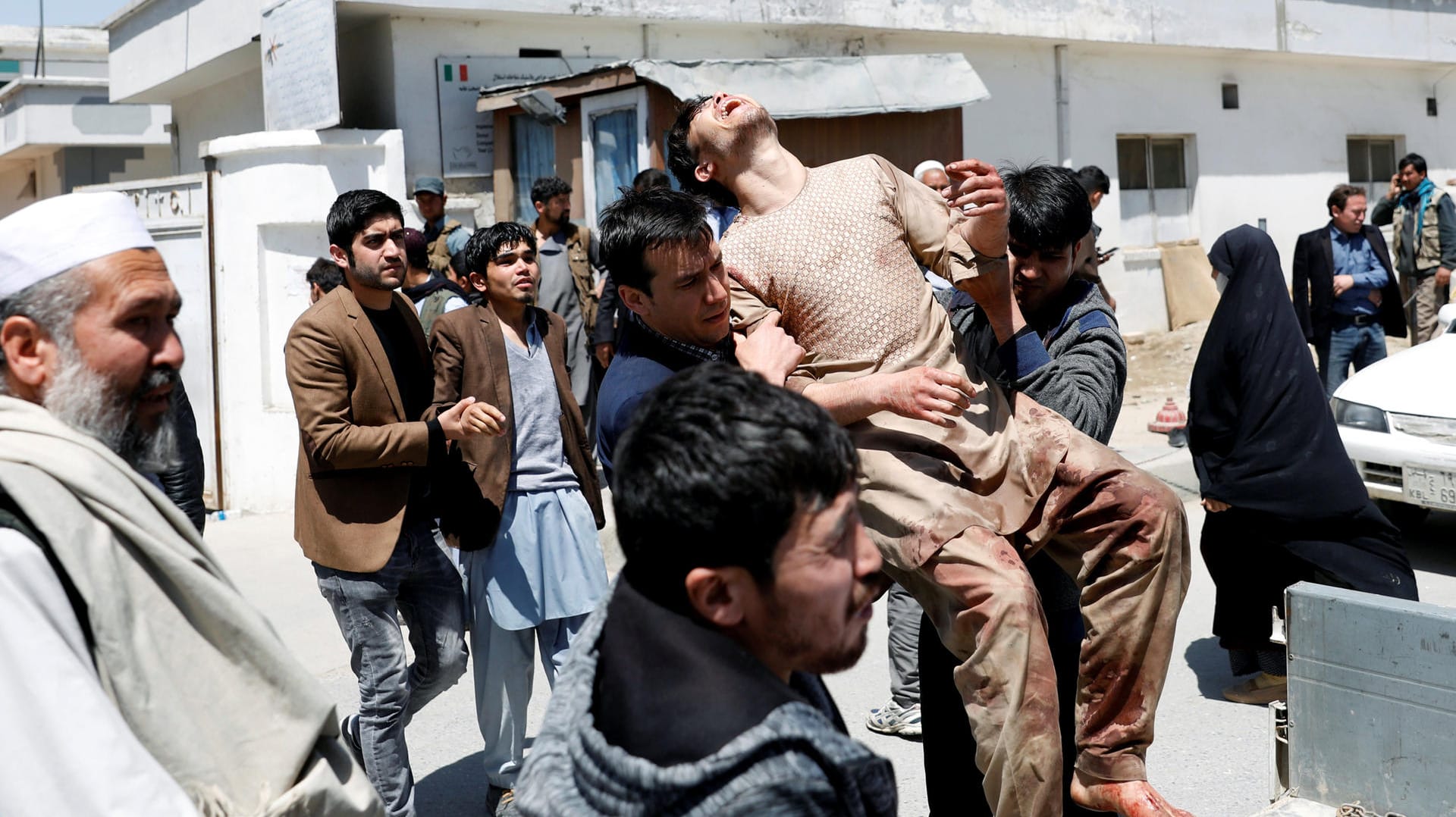 Terroranschlag in Kabul: Helfer tragen einen Verletzten fort.