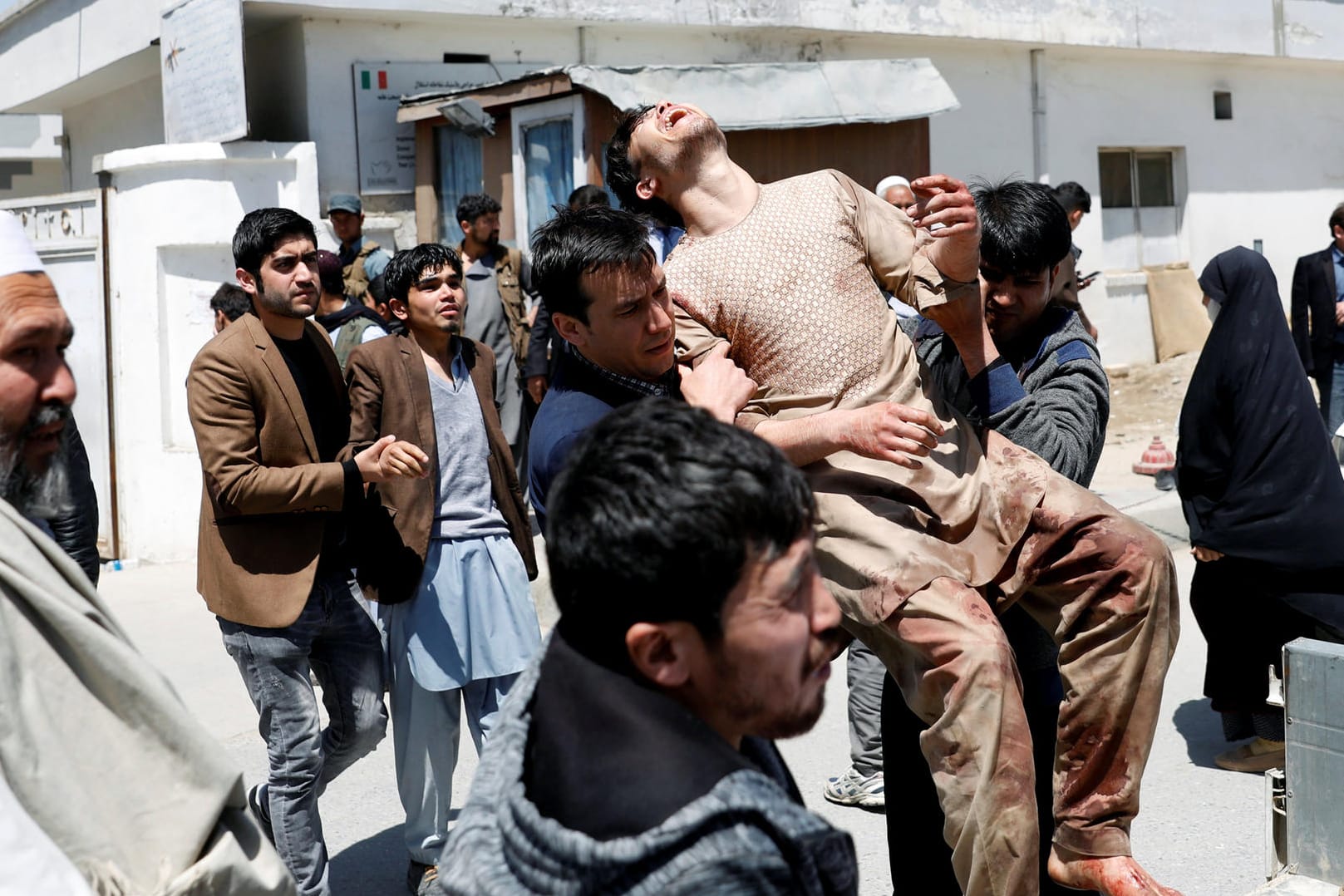 Terroranschlag in Kabul: Helfer tragen einen Verletzten fort.