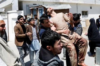 Terroranschlag in Kabul: Helfer tragen einen Verletzten fort.