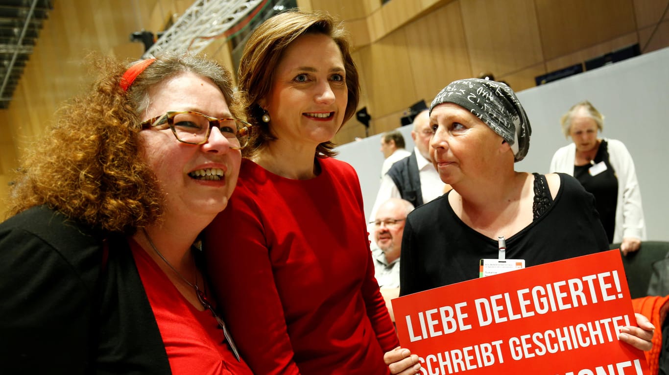 Gefragte Fotopartnerin in Wiesbaden: Die Kandidatin für den Parteivorsitz Simone Lange (Mitte), Oberbürgermeisterin von Flensburg.