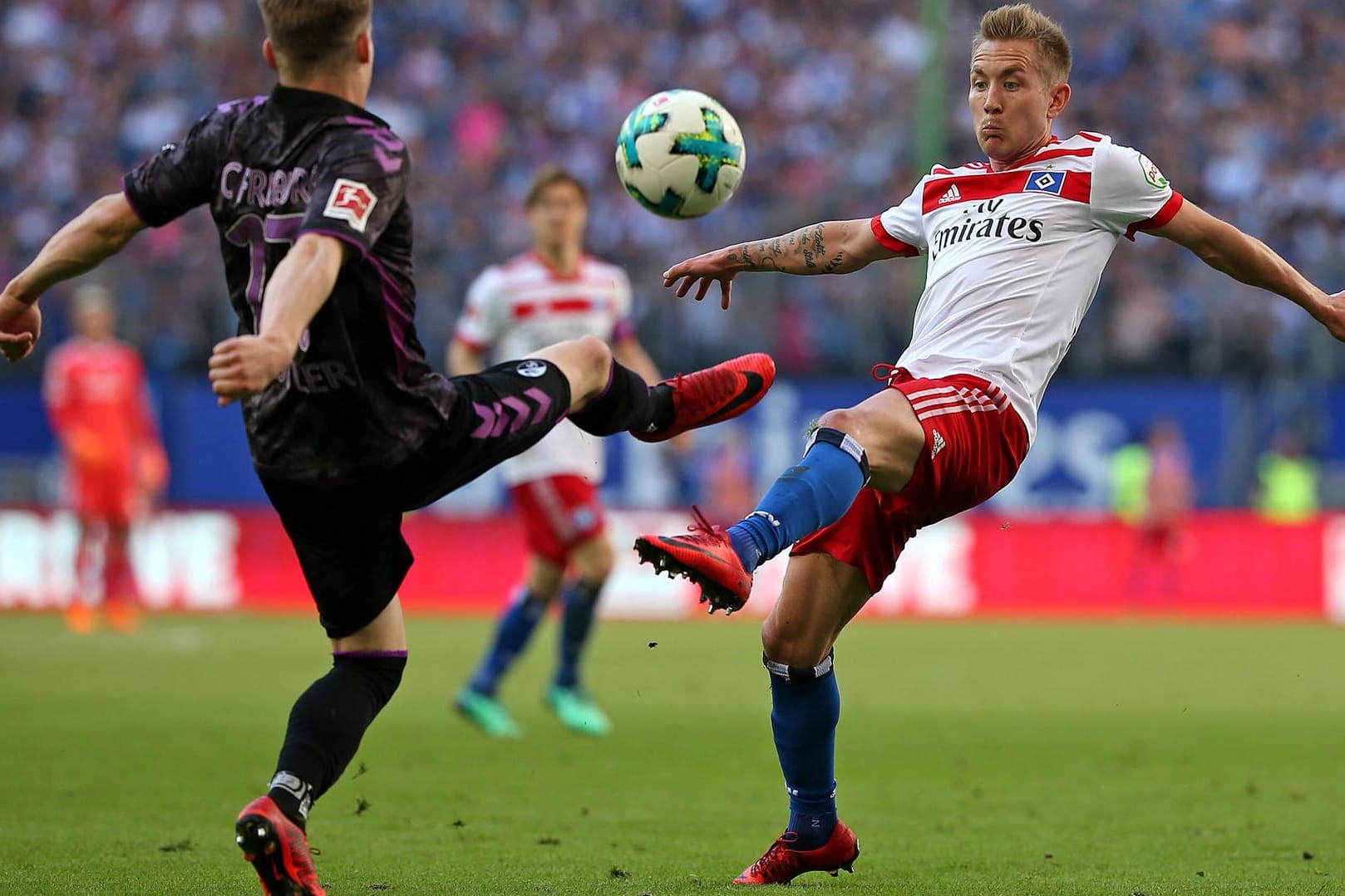 Voller Einsatz: Hamburgs Lewis Holtby (r.) im Zweikampf mit dem Freiburger Lukas Kübler.