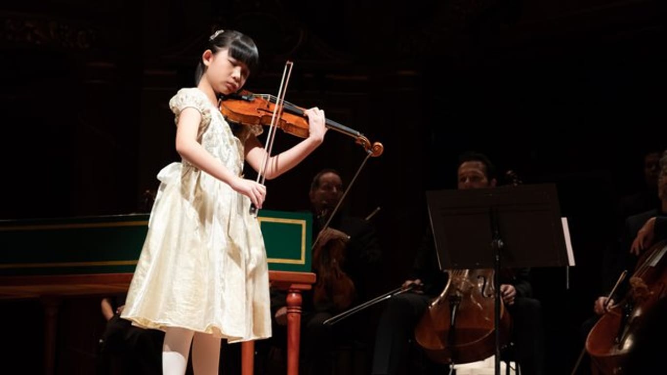 Die 11-jährige Chloe Chua aus Singapur beim Menuhin-Geigenwettbewerb in Genf.