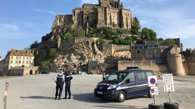 Die bei Touristen beliebte französische Felseninsel Mont-Saint-Michel wurde vorübergehend evakuiert. Die bei Touristen beliebte französische Felseninsel Mont-Saint-Michel wurde vorübergehend evakuiert.