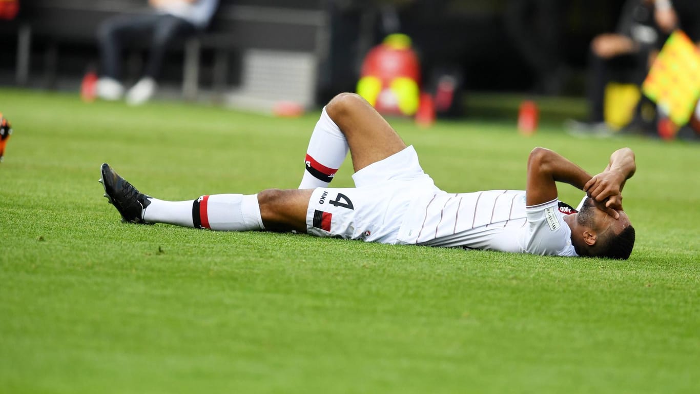 Verletzt am Boden: Bayers Jonathan Tah musste gegen Dortmund Ende der ersten Hälfte ausgewechselt werden.