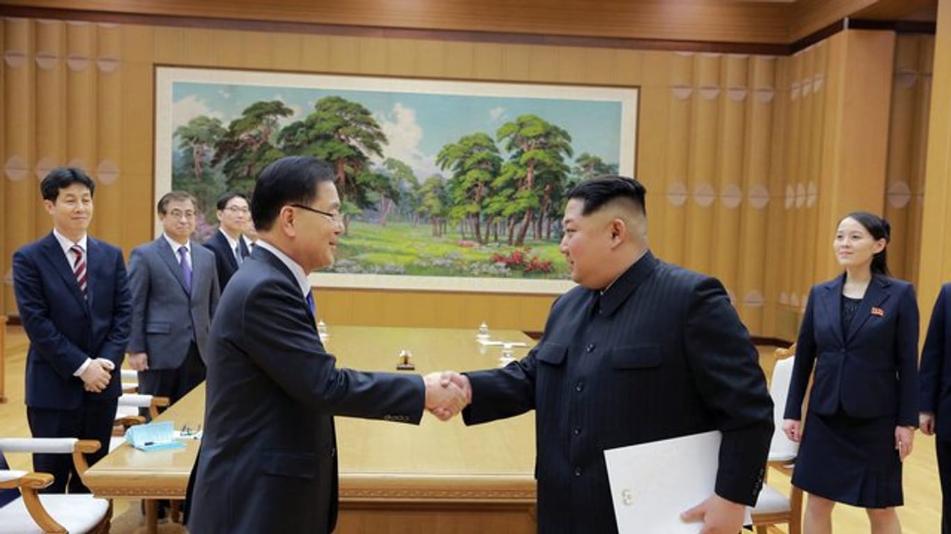 Hand drauf: Kim Jong Un mit Südkoreas Vertreter Chung Eui Yong.