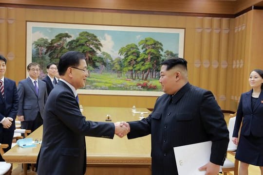 Hand drauf: Kim Jong Un mit Südkoreas Vertreter Chung Eui Yong.