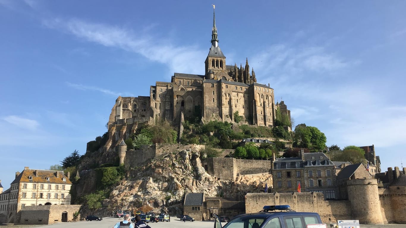 Räumung der Touristenattraktion Mont-Saint-Michel: Der Verdächtige ist möglicherweise auf da Festland geflüchtet.