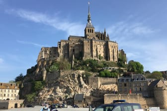 Räumung der Touristenattraktion Mont-Saint-Michel: Der Verdächtige ist möglicherweise auf da Festland geflüchtet.
