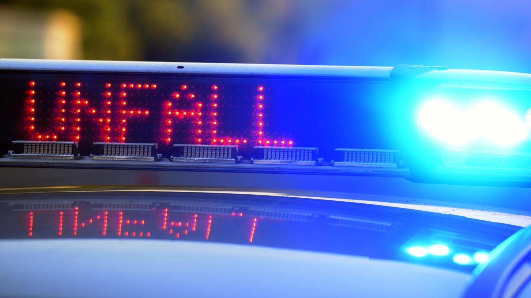 Die Polizei sichert eine Unfallstelle: Weil seine Lebensgefährtin bei einem Unfall schwer verletzt wurde, attackierte ein Mann den Verursacher. (Symbolbild)