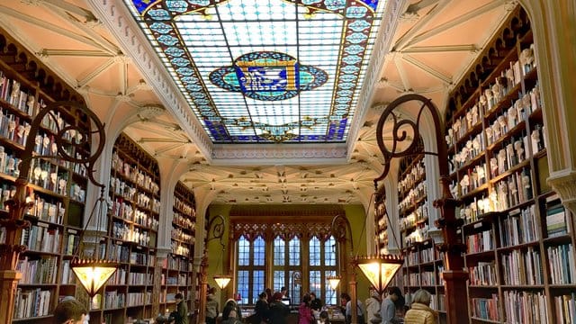 Gilt als eine der schönsten Buchhandlungen der Welt: Die Lello in Porto.