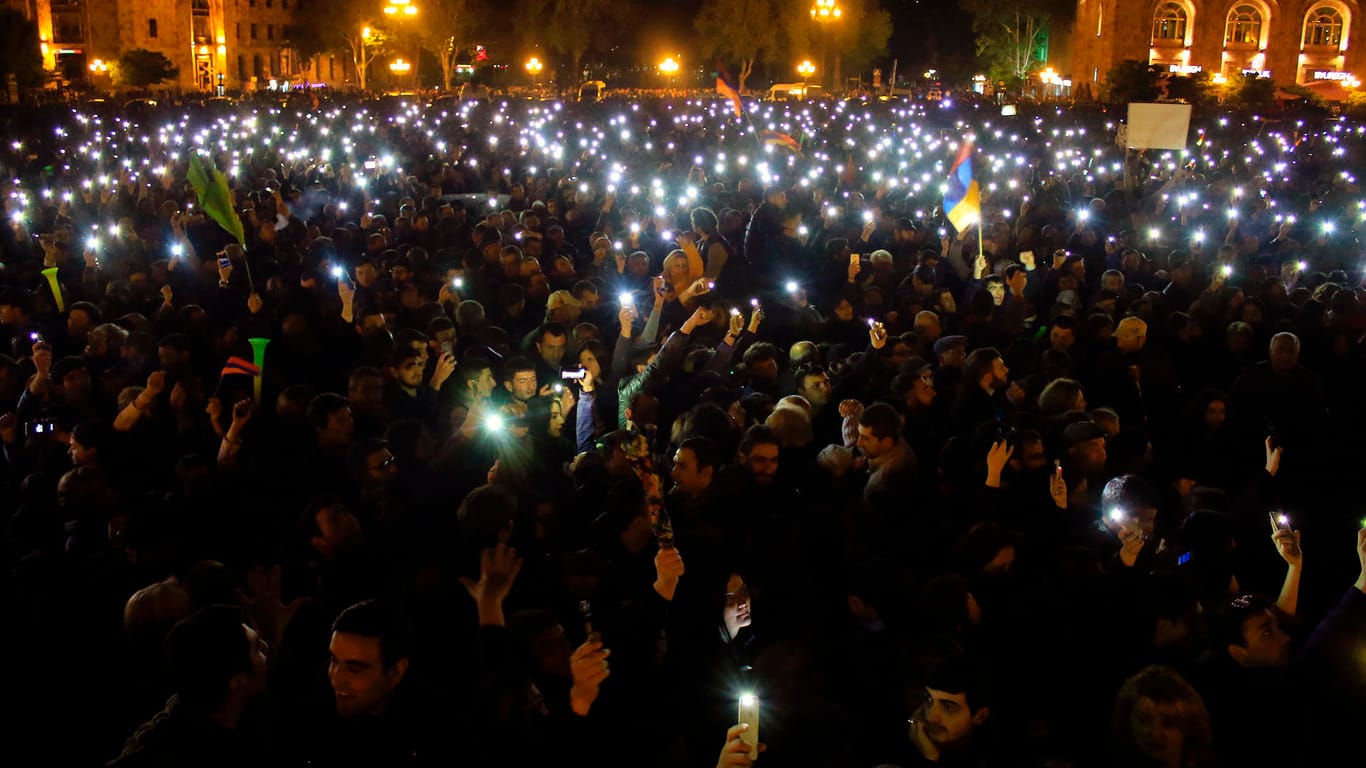Demonstrationen in Armenien: Die Menschen protestieren gegen den neu gewählten Ministerpräsidenten Sarkissjan.