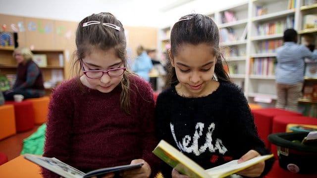 Kinder im Leseclub der Katholischen Grundschule Kapitelstraße in Köln.