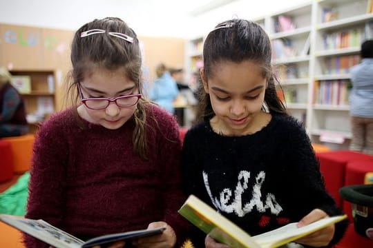 Kinder im Leseclub der Katholischen Grundschule Kapitelstraße in Köln.