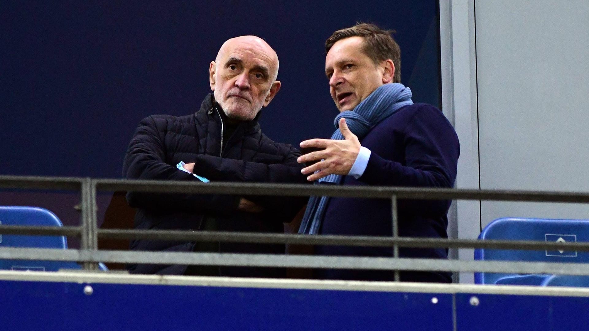 Offene Zukunft: 96-Präsident Martin Kind (l.) würde gerne mit Manager Horst Heldt weiterarbeiten. Der umschifft Fragen zu seiner Zukunft allerdings geschickt. Offene Zukunft: 96-Präsident Martin Kind (l.) würde gerne mit Manager Horst Heldt weiterarbeiten. Der umschifft Fragen zu seiner Zukunft allerdings geschickt.