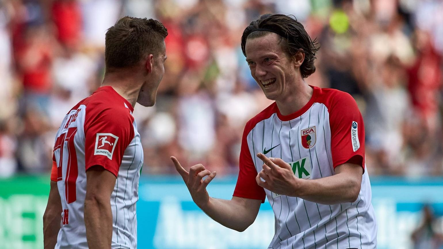 Augsburg jubelt: Alfred Finnbogason (l.) und Michael Grogoritsch feiern den Führungstreffer. Augsburg jubelt: Alfred Finnbogason (l.) und Michael Grogoritsch feiern den Führungstreffer.