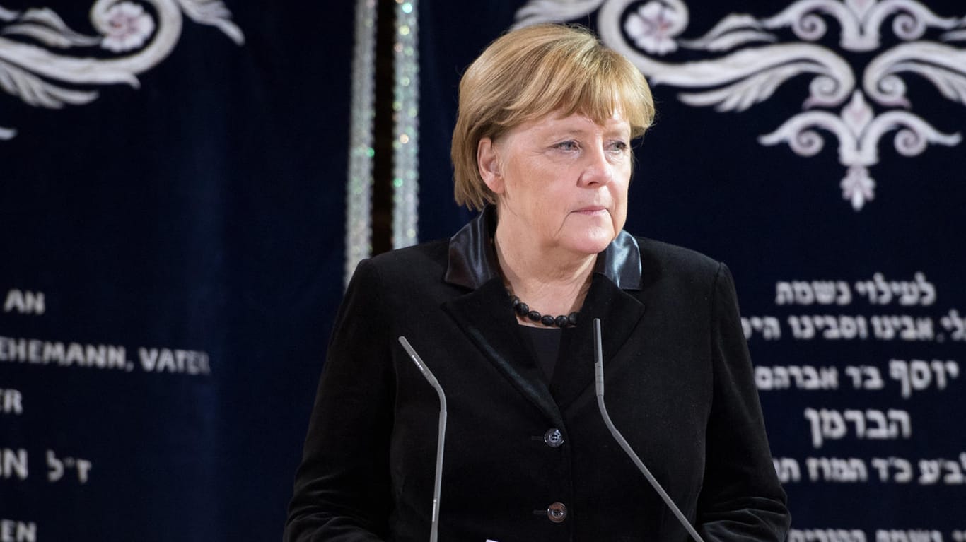 Kanzlerin Angela Merkel in der Münchner Ohel-Jakob-Synagoge (Archiv): "Bedrückt" über judenfeindliche Übergriffe in Deutschland.