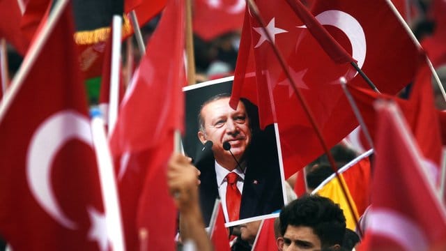 Während eines Auftritts von Recep Tayip Erdogan im Mai 2014 in Köln werden türkische Fahnen geschwenkt. Während eines Auftritts von Recep Tayip Erdogan im Mai 2014 in Köln werden türkische Fahnen geschwenkt.